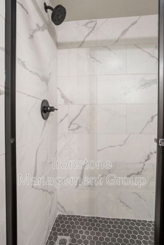 Building Photo - 2618 E 8th St