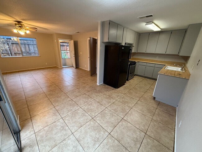 Building Photo - 615 Oriole Ave