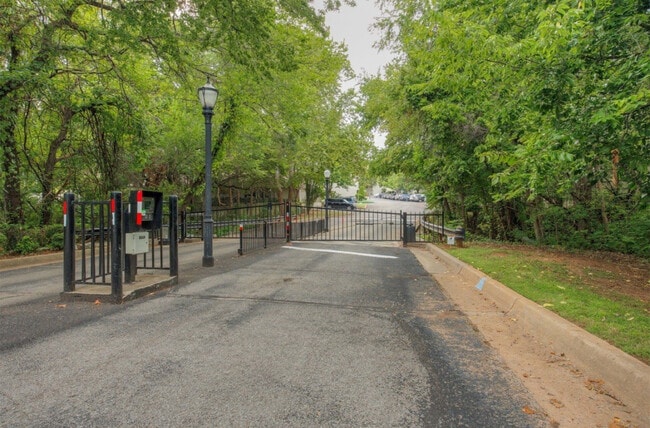 Building Photo - 813 Red Bird Ln