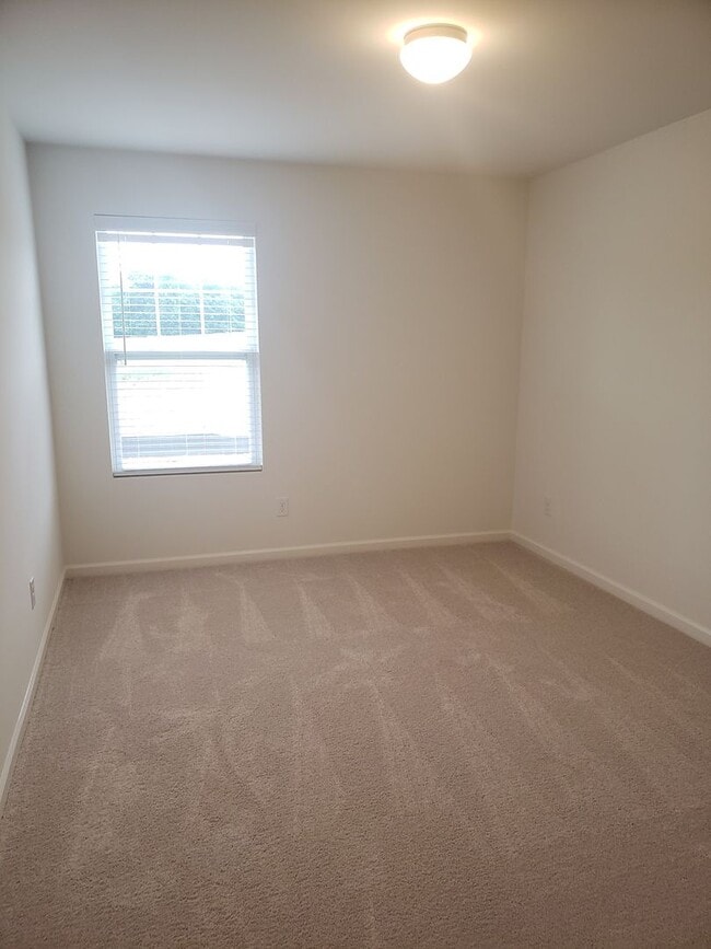 Building Photo - Gorgeous 4 Bed, 2.5 Bath with 2 Car Garage