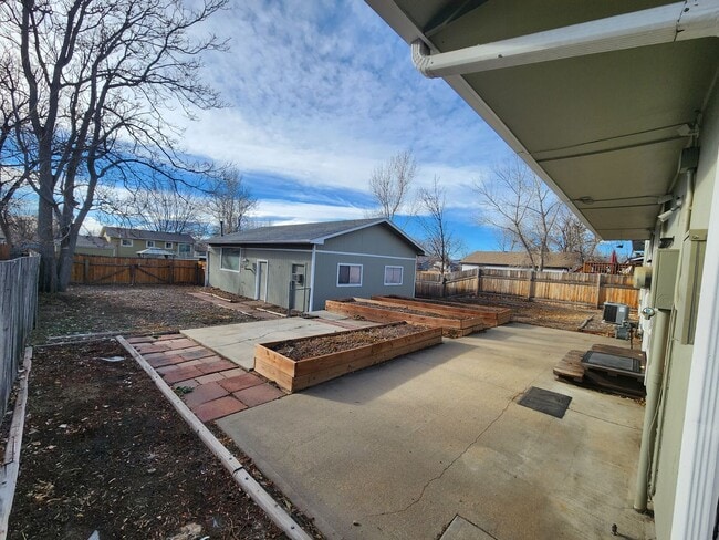 Building Photo - Shop-Ready 4BR Home with Lift-Ready Detached Garage & RV Parking Near Downtown Firestone