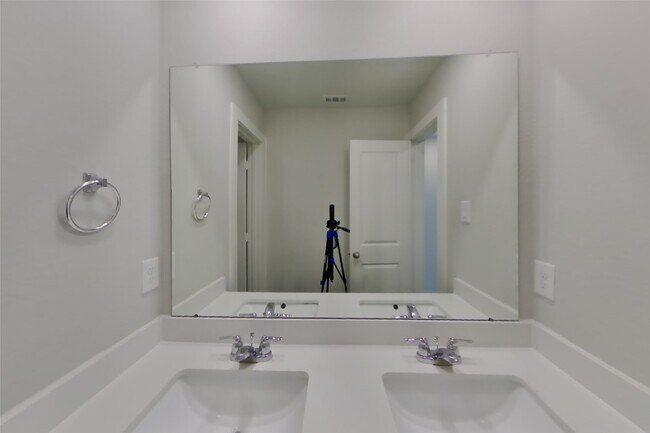 Building Photo - 9835 Willow Creek Commerce Dr