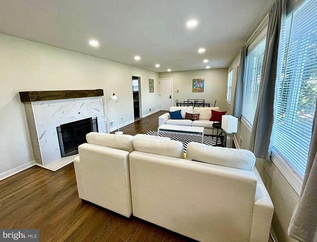 Building Photo - 5901 Middleton Ln