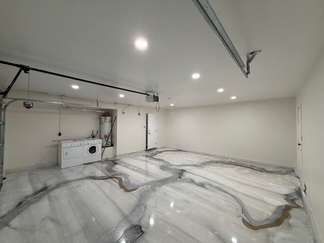 Building Photo - 4 Bedroom | 2.5 Bathroom | Single Family Home in Rosemont Available Now