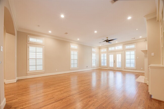 Building Photo - 232 Detering St