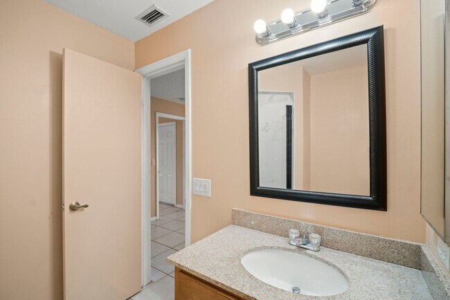 Building Photo - Beautiful 2-bedroom, 2-bathroom apartment, perfectly located in Cape Coral