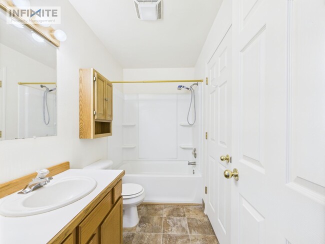 Building Photo - Great Three Bedroom Condo in Belgrade!