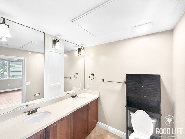Building Photo - Stunning 2B/2BA Upgraded Condo w/ 2 Parkin...