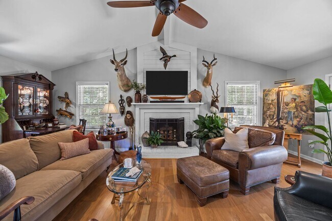 Building Photo - Gorgeous Mid-Century Modern Ranch in West Raleigh near NCSU and Lake Johnson - Fenced-in Backyard!