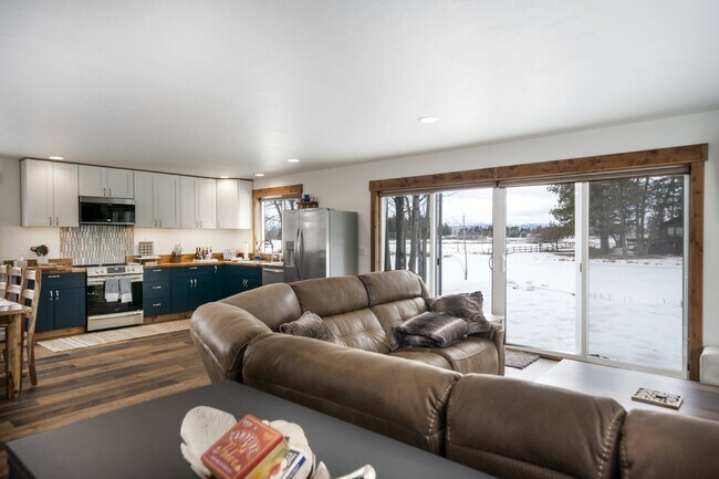 Building Photo - Avail October thru May.  Fully furnished w/ internet & utilities included