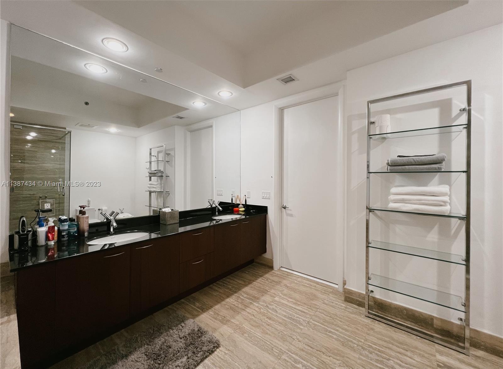 Building Photo - 15811 Collins Ave