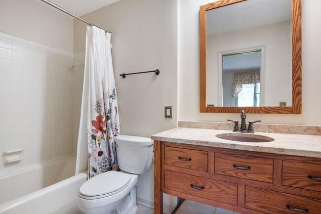 Building Photo - 5 Bed/4.5 Bath Undergrads OK Close to VT