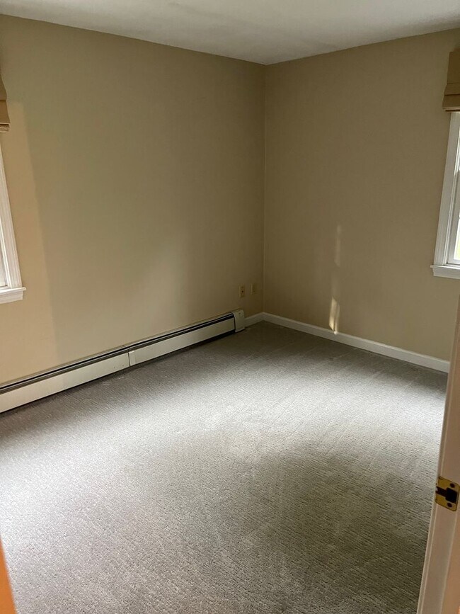 Building Photo - Executive 4 Br / 2.5 Ba Executive Colonial in Sandwich