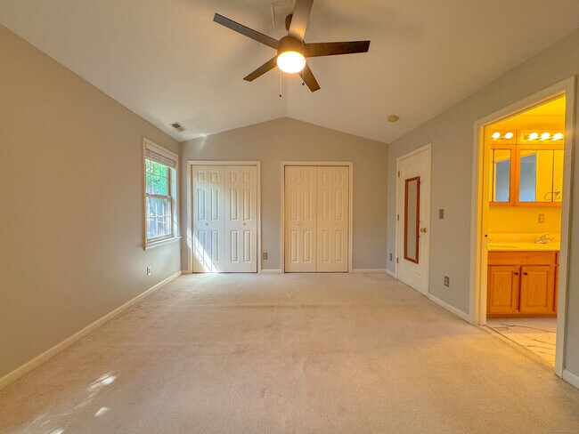 Building Photo - 19 Hawthorne Dr