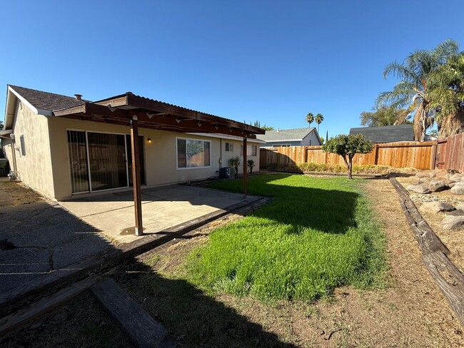 Building Photo - 3 bed 1 bath available in North Highlands!