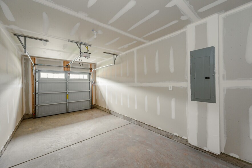 Building Photo - 8757 Whitman Dr