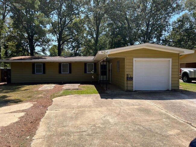 Building Photo - Charming 3-Bedroom Home with Garage in Jackson, MS