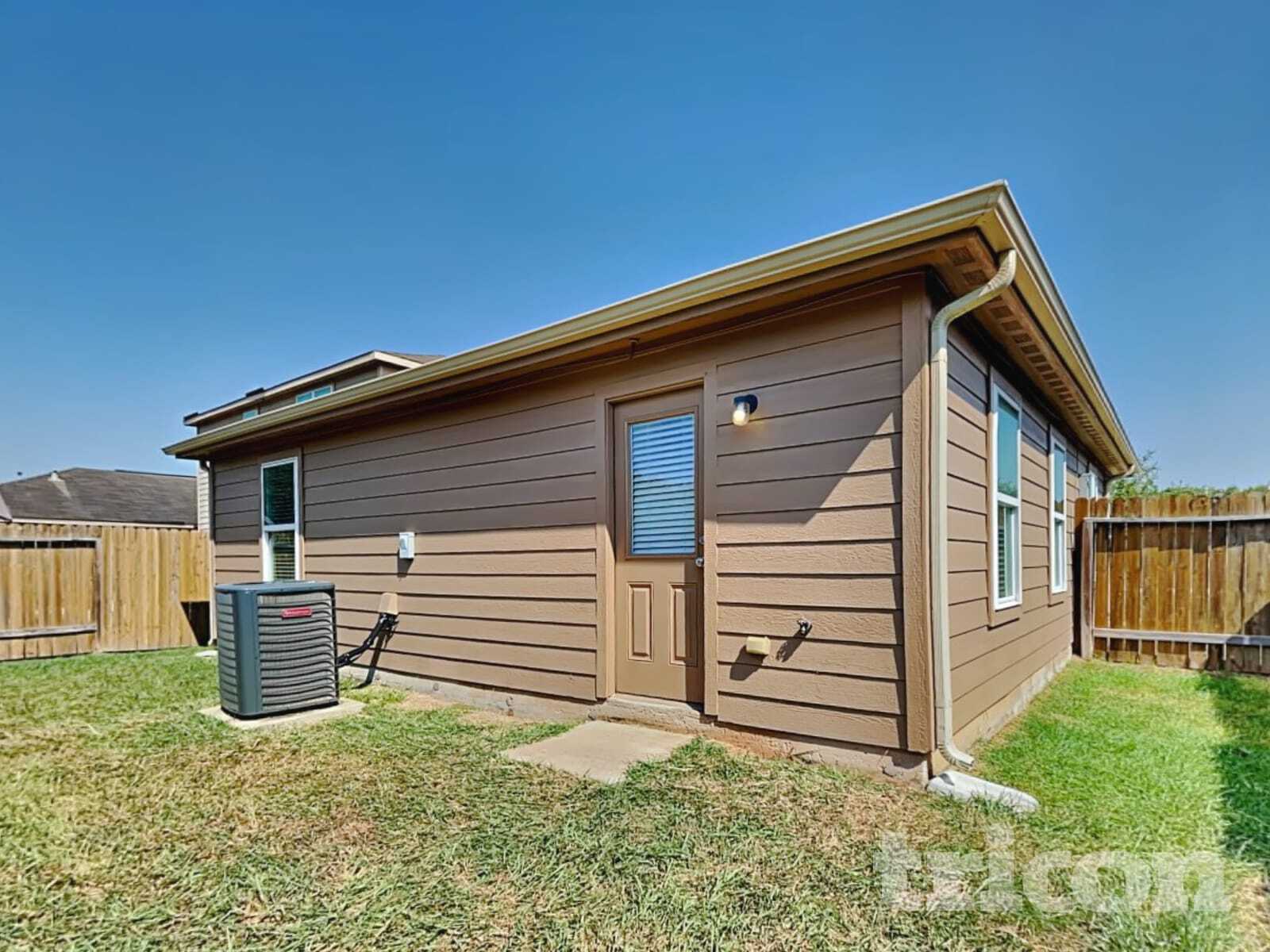 Building Photo - 8122 Hall View Dr