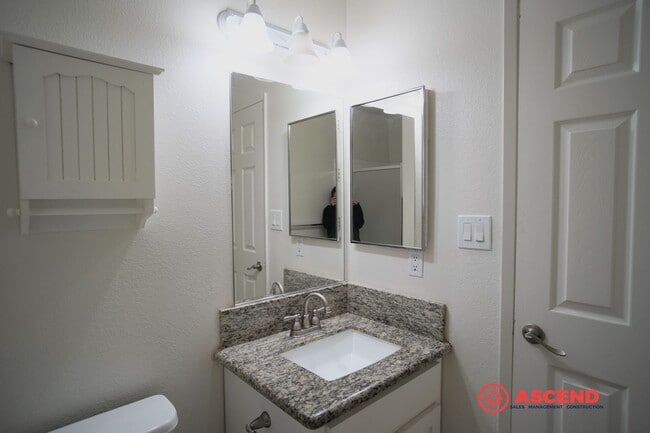 Building Photo - Move-in Ready 2 Story Home in Desirable Neighborhood!