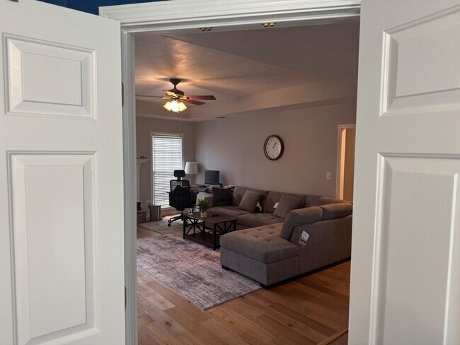 Building Photo - 44 Bloomfield Cove