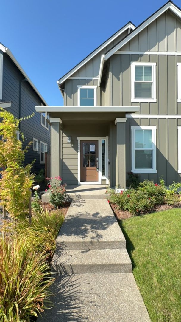 Primary Photo - Beautiful 3-Bedroom Home with Hot Tub & Pa...