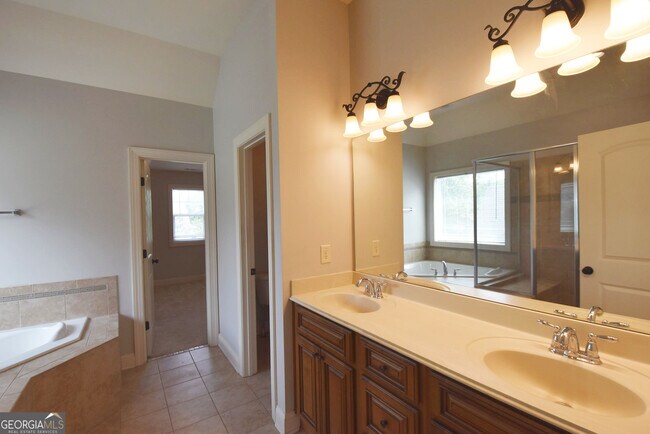 Building Photo - 606 Blackburn Ln
