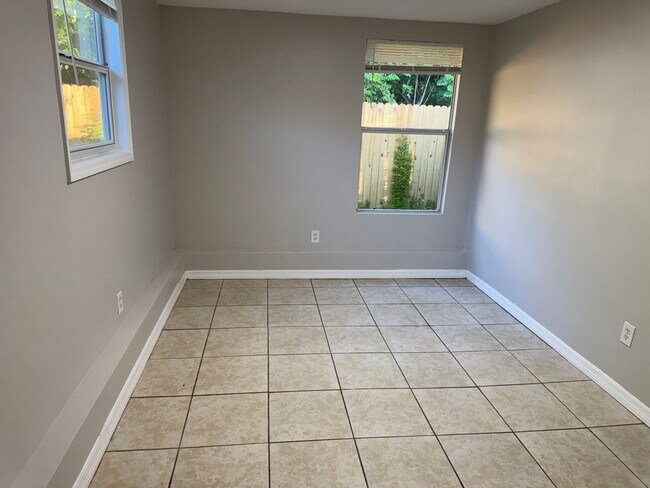 Building Photo - Spacious 3-Bedroom, 2-Bath Triplex – Clean...
