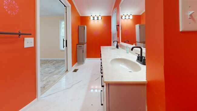 Building Photo - 4120 Glenola Dr