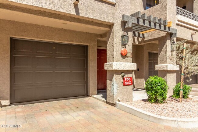 Building Photo - Amazing Townhome in Gated Community!