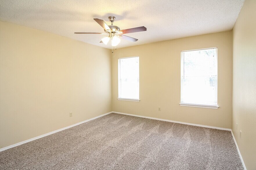 Building Photo - 1125 Hidden Creek Dr