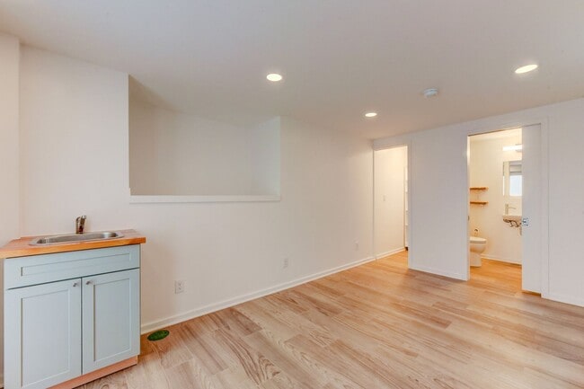 Building Photo - A Fresh, Open Home for a Relaxed Life by the Lake