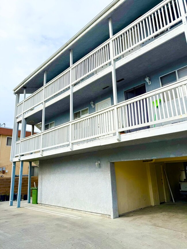 Building Photo - GORGEOUS 3 BEDROOM 2 BATH HOUSE