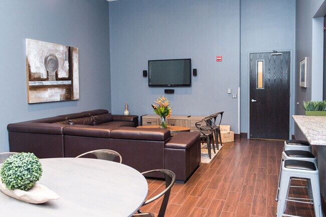 Hospitality room - 645 N Kingsbury St