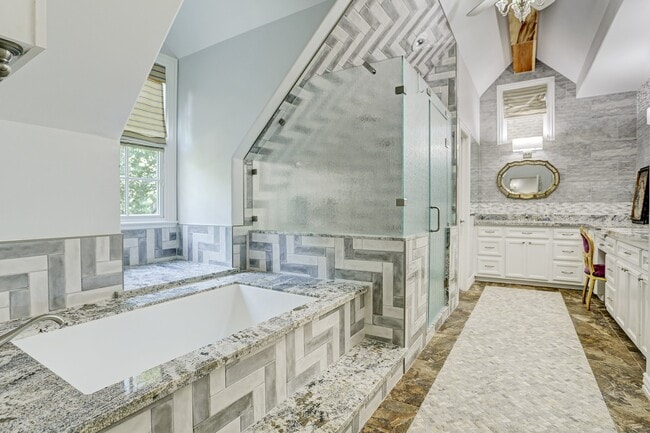 Building Photo - 2629 University Blvd