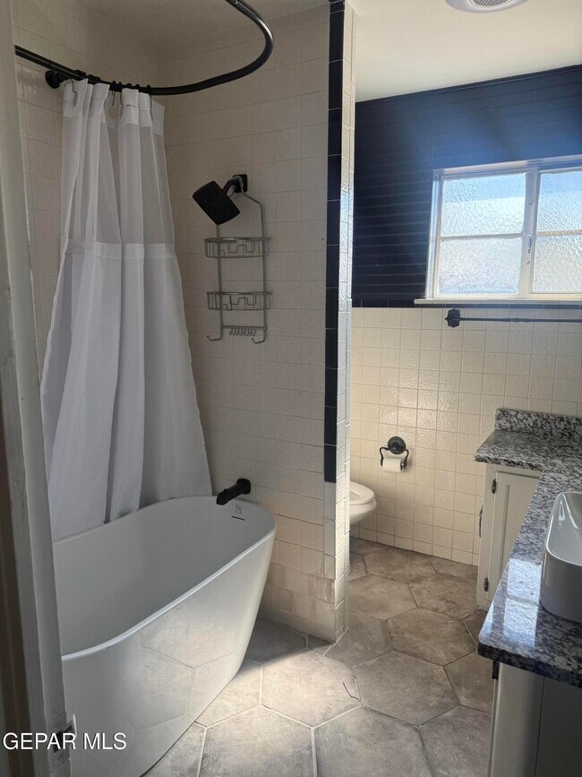 Building Photo - 3437 Kirkwall St