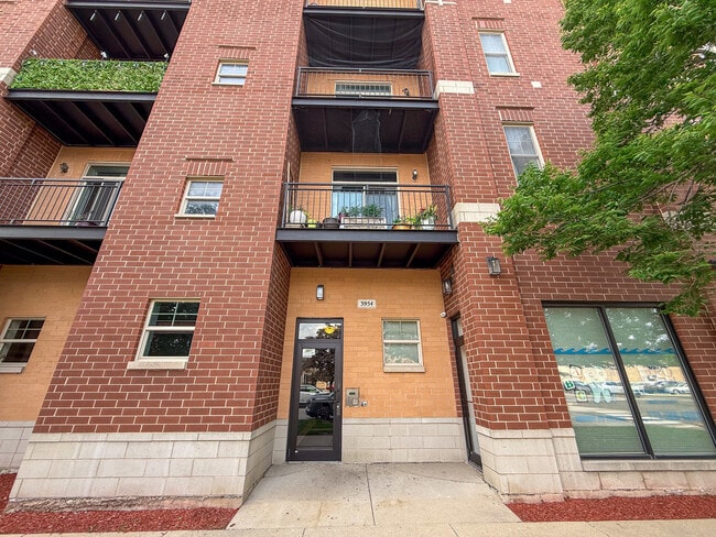 Building Photo - 3954 N Oriole Ave