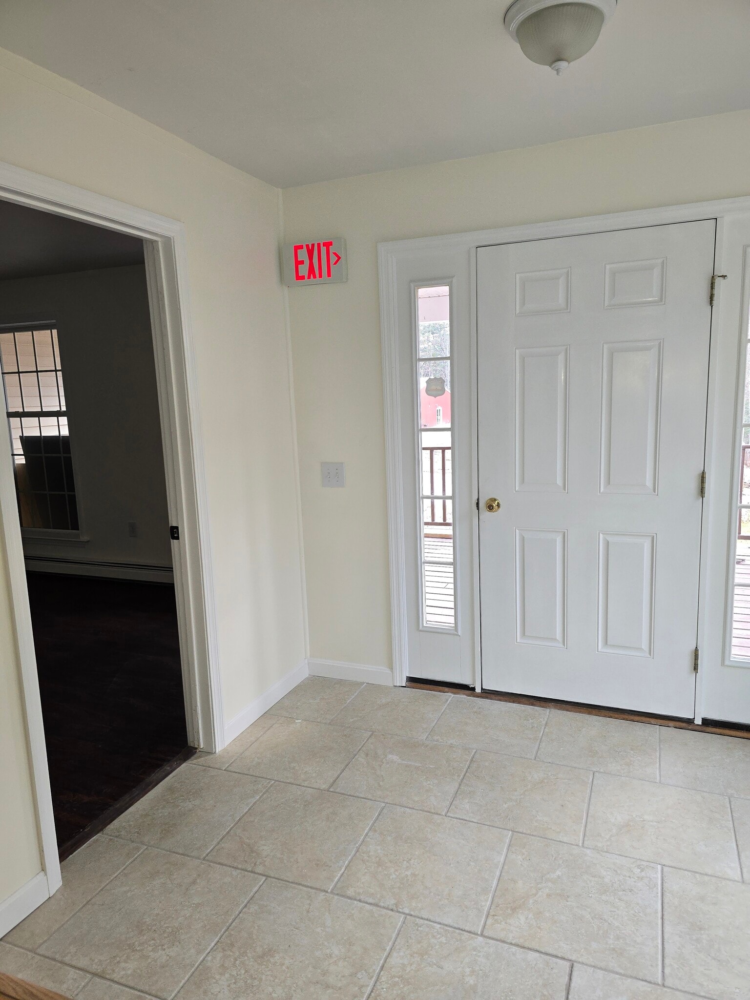 Main Entrance/Common Area - 571 US Route 4