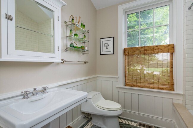 Building Photo - 32 Sagg Rd