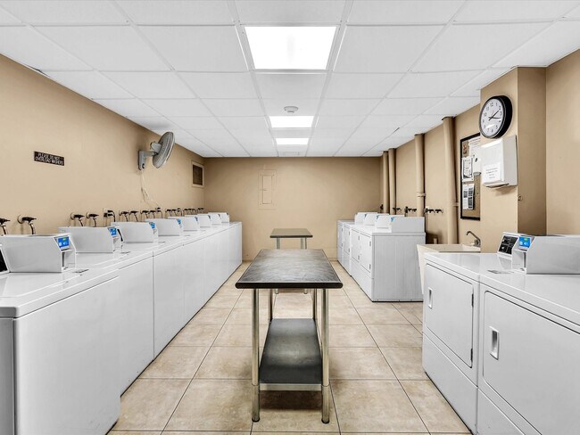 Building Photo - 900 NE 18th Ave