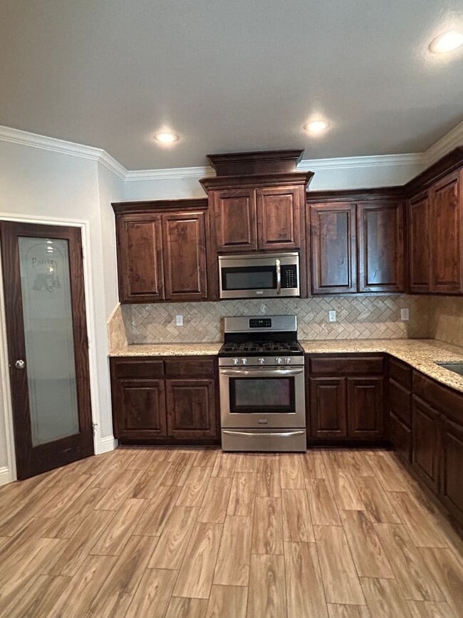 Building Photo - Beautiful Townhome