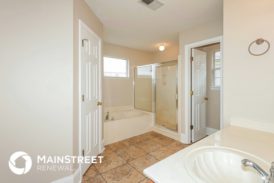 Building Photo - 8260 Clubview Dr