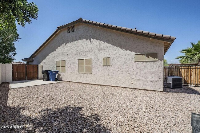 Building Photo - 1001 N Quail Ln