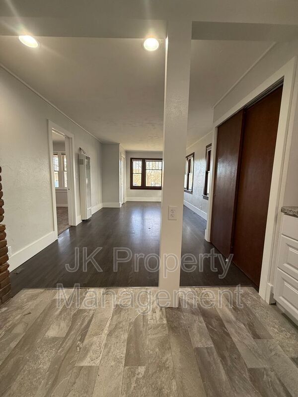 Building Photo - 1018 8th Ave S