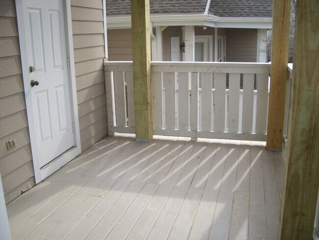 Building Photo - Renovated 2 bed/2 bath condo in the heart ...