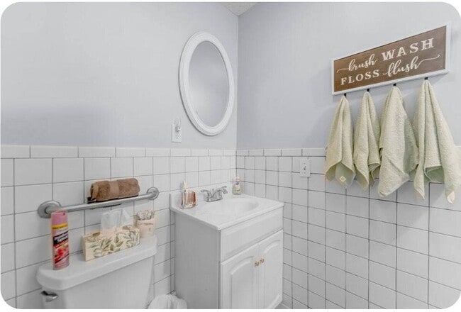 Building Photo - Furnished 1-Bedroom Apartment with Private Entrance and Free Laundry