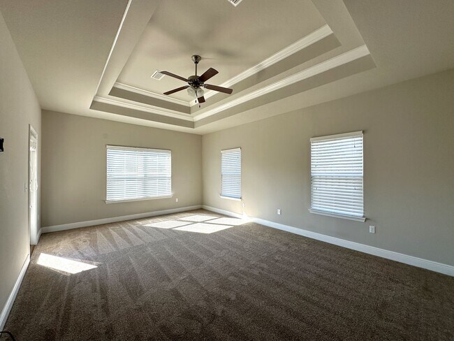 Building Photo - Gorgeous & Spacious