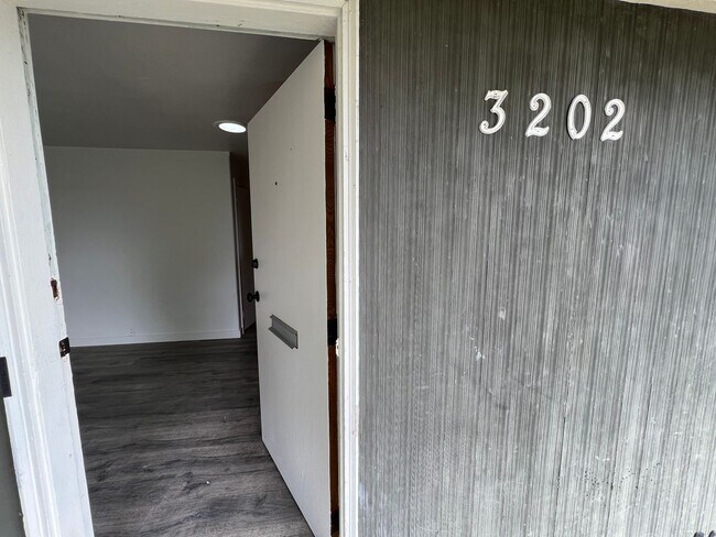 Building Photo - Bremerton Duplex