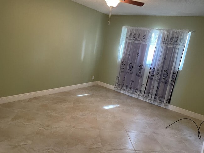 Building Photo - 705 Lori Dr