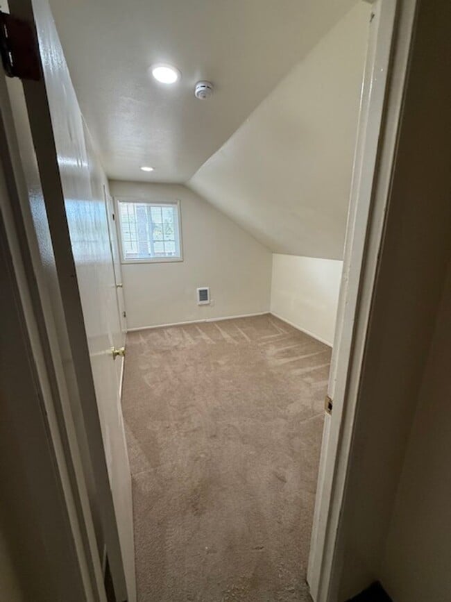 Building Photo - Spacious 4-Bedroom Duplex Near Westfield Mall