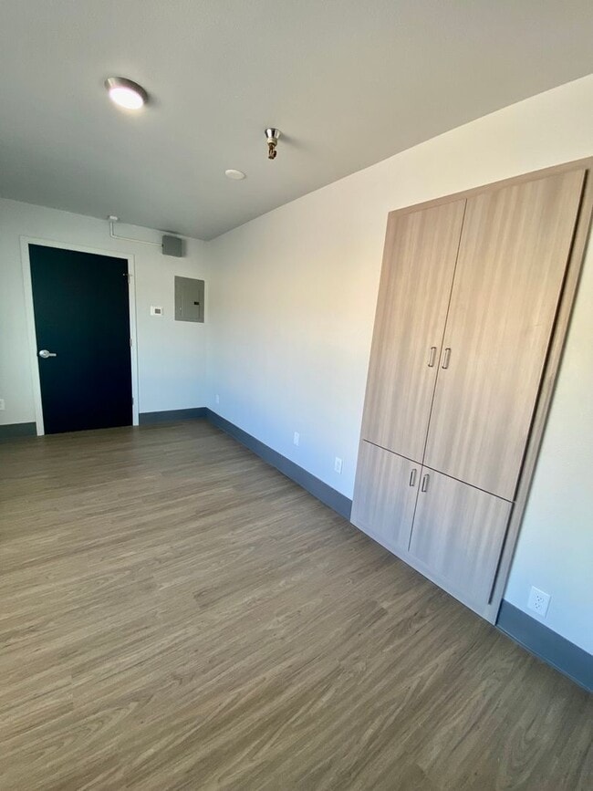Building Photo - Pet friendly 2 bed 2 bath (ensuite) in ful...